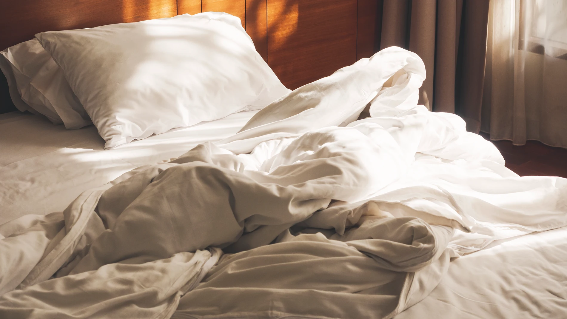 Imagen de archivo de una cama deshecha Imagen de archivo de una cama deshecha