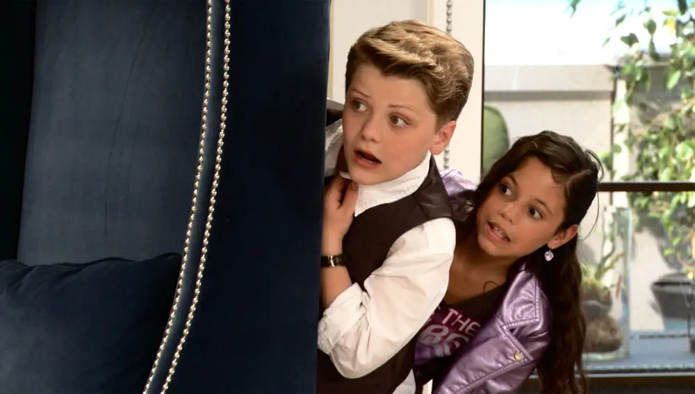 ake Brennan y Jenna Ortega en la serie Richie Ritch ake Brennan y Jenna Ortega en la serie Richie Ritch