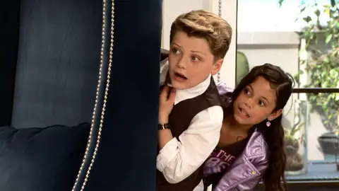ake Brennan y Jenna Ortega en la serie Richie Ritch ake Brennan y Jenna Ortega en la serie Richie Ritch