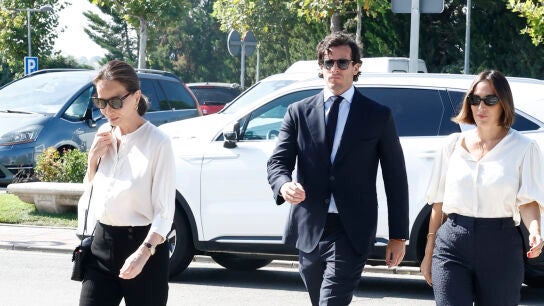 Isabel Preysler, Tamara Falc&oacute; e I&ntilde;igo Onieva en su llegada al tanatorio tras la muerte de Caritina Goyanes