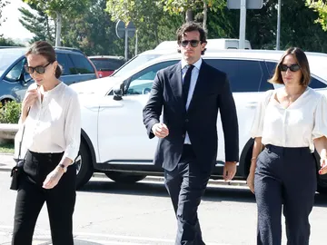 Isabel Preysler, Tamara Falcó e Iñigo Onieva en su llegada al tanatorio tras la muerte de Caritina Goyanes Isabel Preysler, Tamara Falcó e Iñigo Onieva en su llegada al tanatorio tras la muerte de Caritina Goyanes