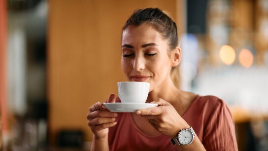 Mujer bebiendo caf&eacute;