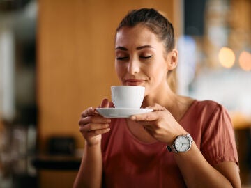 Mujer bebiendo caf&eacute;