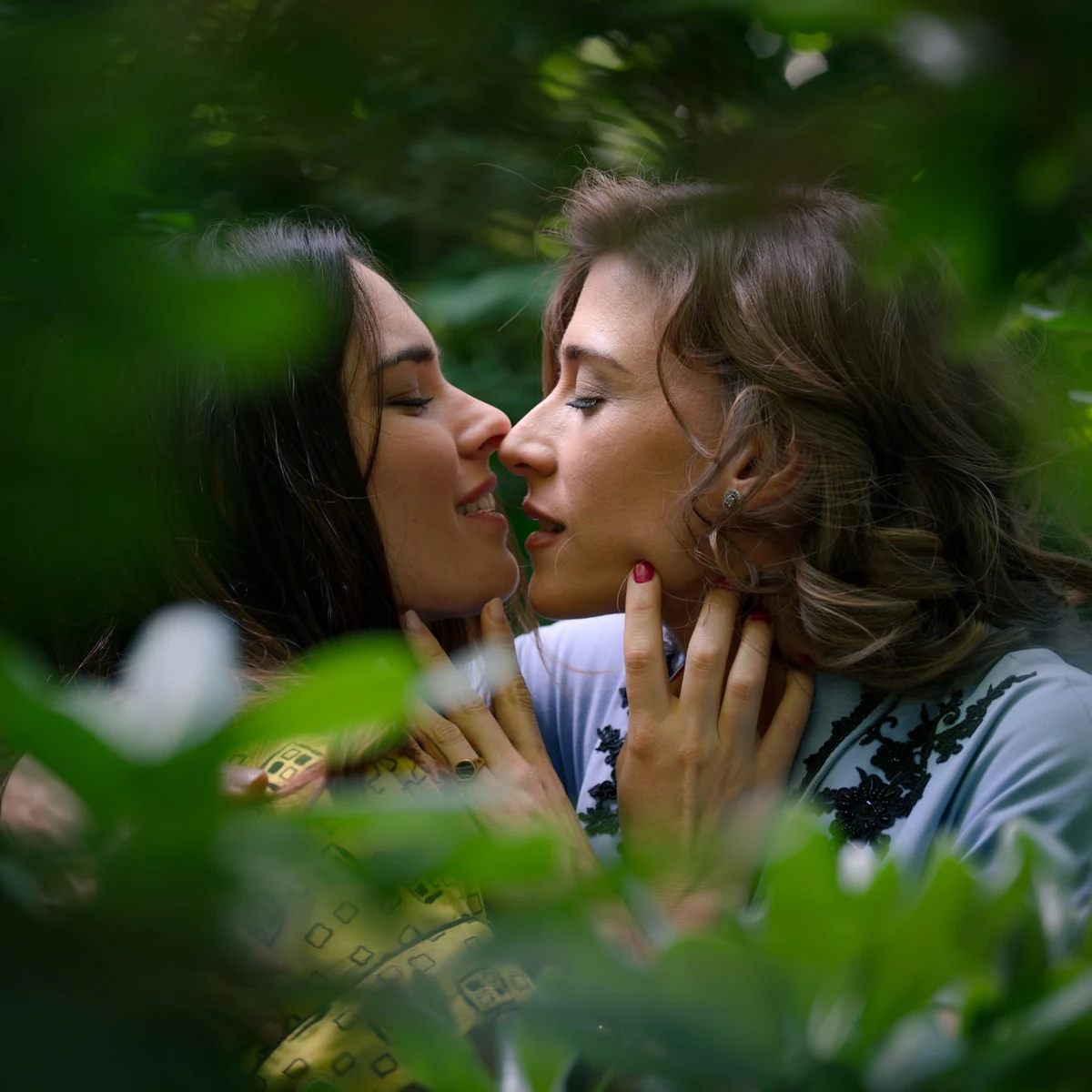 Un fotógrafo pilla a Marta y Fina besándose... ¿Está en peligro su secreto?