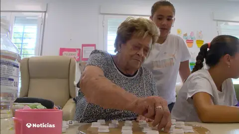 Pequeños voluntarios contra el Alzheimer: "Sabemos que les llena de vida y nos lo demuestran" Pequeños voluntarios contra el Alzheimer: "Sabemos que les llena de vida y nos lo demuestran"