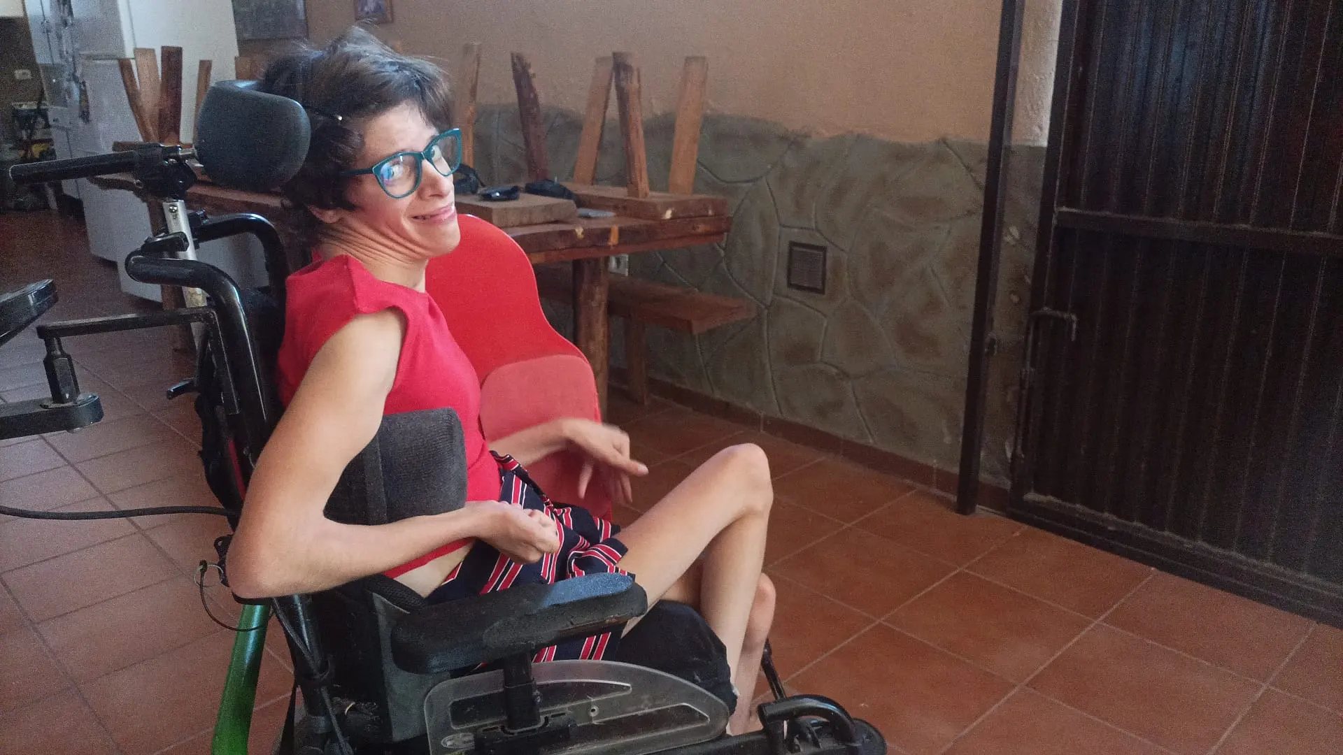 Myriam, la joven con distonía que escribe libros con los pies Myriam, la joven con distonía que escribe libros con los pies