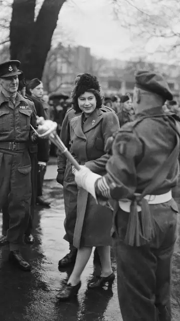 Isabel II, aún como princesa, junto a los Royal Sussex Cadets, en 1945 Isabel II, aún como princesa, junto a los Royal Sussex Cadets, en 1945