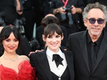 Jenna Ortega, Winona Ryder y Tim Burton en el Festival de Venecia