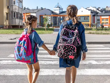 Dos niñas de camino al colegio Dos niñas de camino al colegio