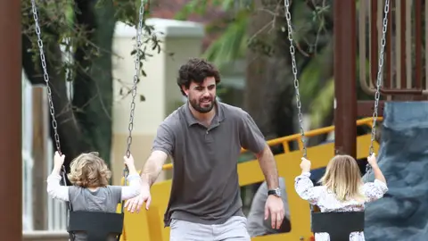 Antonio Matos columpiando a su hijo pedro Antonio Matos columpiando a su hijo pedro