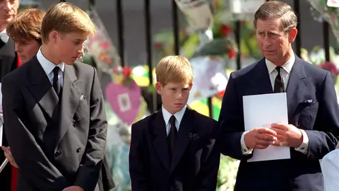 El príncipe Guillermo y el príncipe Harry en el funeral de su madre, junto a su padre, Carlos El príncipe Guillermo y el príncipe Harry en el funeral de su madre, junto a su padre, Carlos