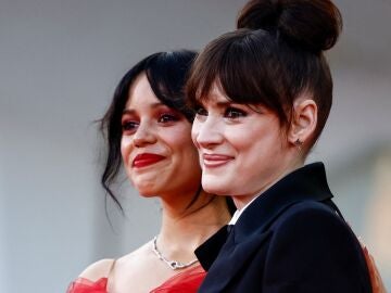 Jenna Ortega y Winona Ryder en el Festival de cine de Venecia