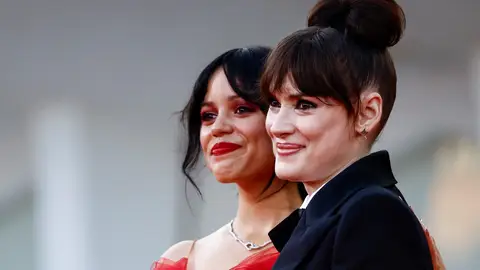 Jenna Ortega y Winona Ryder en el Festival de cine de Venecia Jenna Ortega y Winona Ryder en el Festival de cine de Venecia
