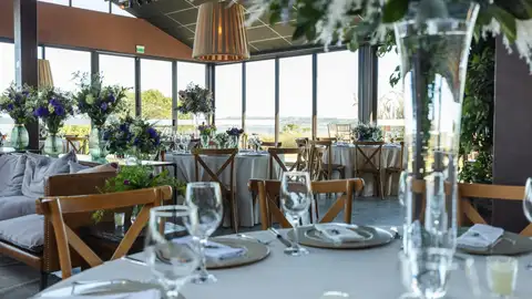 Mesas dispuestas para un convite de boda Mesas dispuestas para un convite de boda