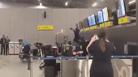 Hombre estafado se lía a puñetazos Antena 3 Noticias