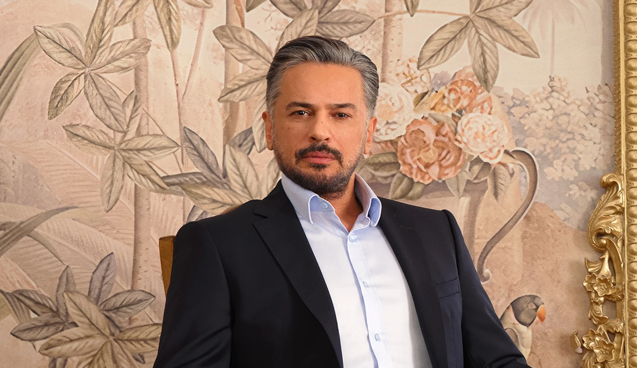 Emre Altuğl es Orhan Korhan en Una nueva vida