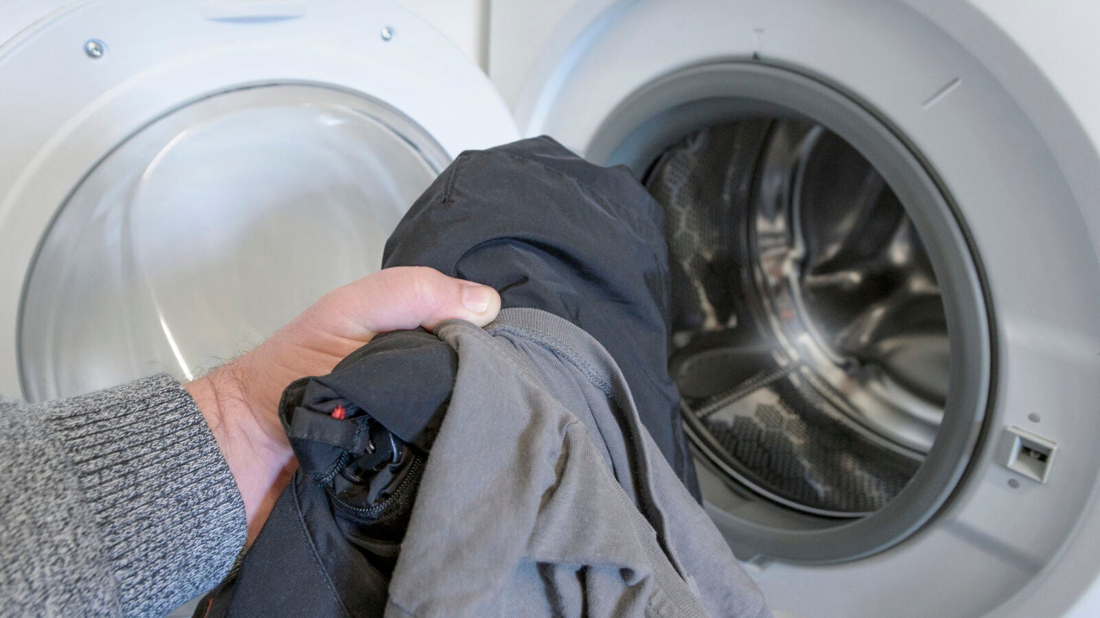 ¿No sabes cómo lavar tus prendas impermeables? Consejos para no estropear el tejido