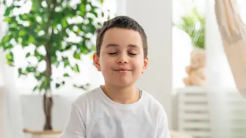 Niño meditando Niño meditando