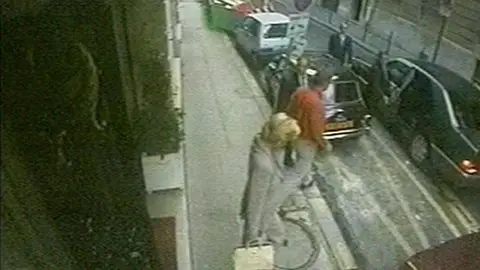 Lady Di saliendo por la puerta trasera del Ritz de París Lady Di saliendo por la puerta trasera del Ritz de París
