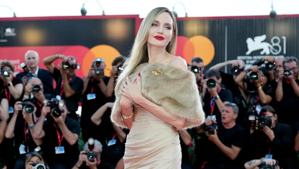 Angelina Jolie en el Festival de Venecia presentando Maria, de Pablo Larraín Angelina Jolie en el Festival de Venecia presentando Maria, de Pablo Larraín