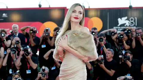 Angelina Jolie en el Festival de Venecia presentando Maria, de Pablo Larraín Angelina Jolie en el Festival de Venecia presentando Maria, de Pablo Larraín