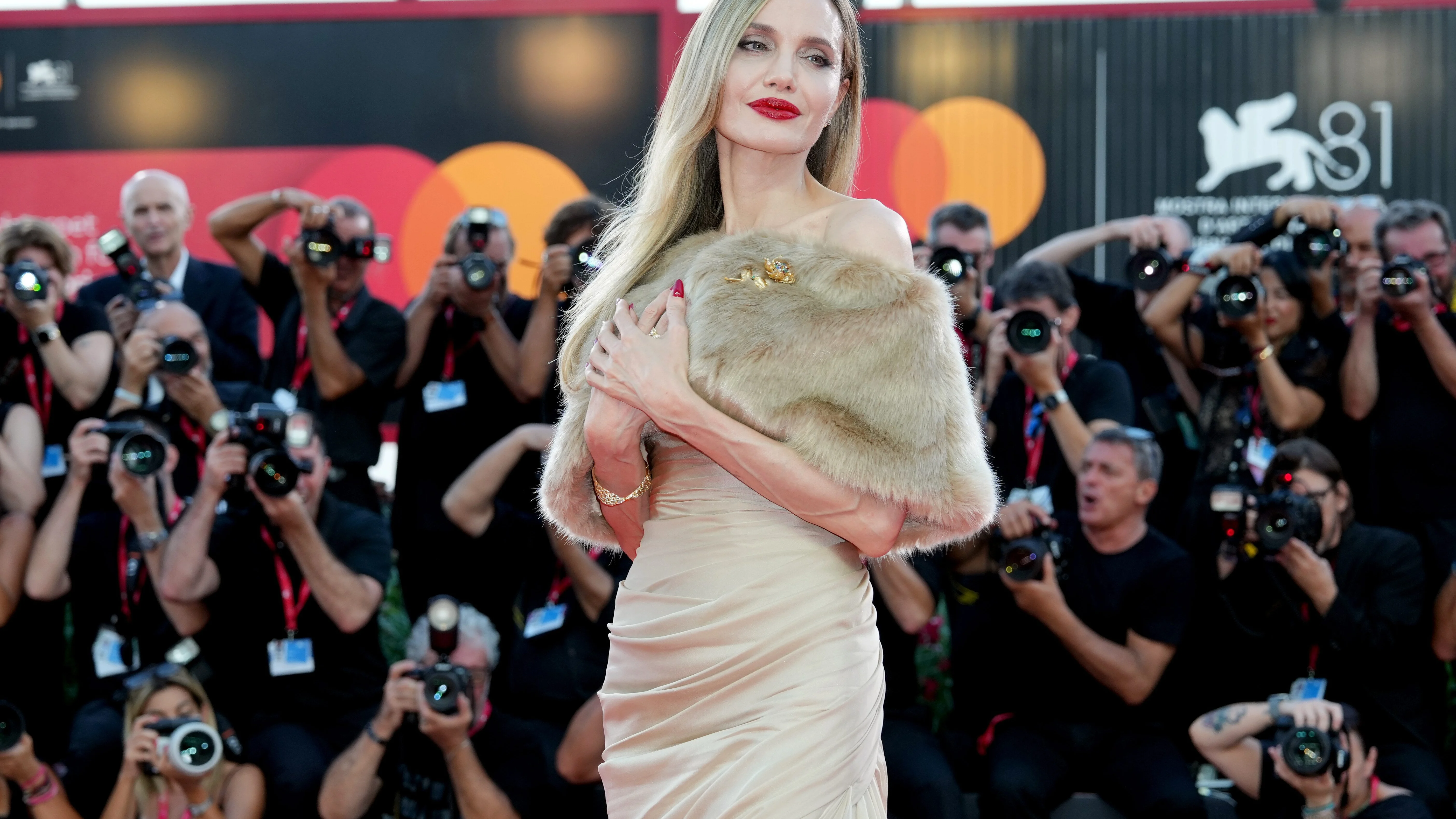 Angelina Jolie en el Festival de Venecia presentando Maria, de Pablo Larra&iacute;n