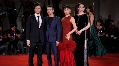 Ursula Corbero, Mariana Di Girolamo, Nahuel Perez Biscayart y Luis Ortega en el estreno de "El Jockey" en El Festival de Venecia