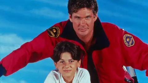 David Hasselhoff y Jeremy Jackson en Los Vigilantes de la playa David Hasselhoff y Jeremy Jackson en Los Vigilantes de la playa