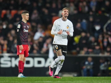 Samu Castillejo jugando con el CF Valencia