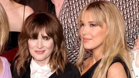 Winona Ryder y Millie Bobby Brown, actrices de Stranger Things Winona Ryder y Millie Bobby Brown, actrices de Stranger Things