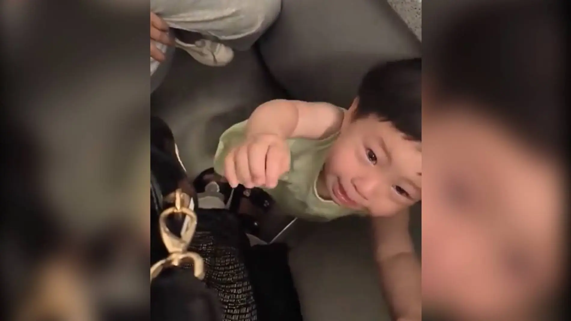 La pequeña que no dejaba de llorar, dentro del baño del avión La pequeña que no dejaba de llorar, dentro del baño del avión