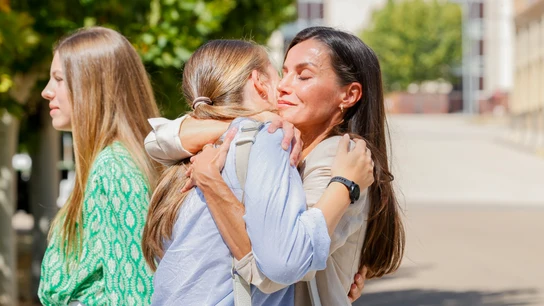 El abrazo de la princesa Leonor y la reina Letizia El abrazo de la princesa Leonor y la reina Letizia