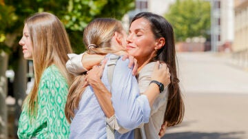 El abrazo de la princesa Leonor y la reina Letizia