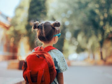 Niña volviendo a la escuela