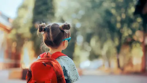 Niña volviendo a la escuela Niña volviendo a la escuela