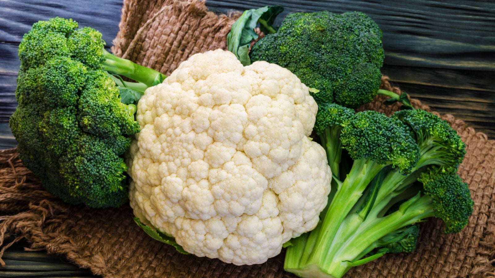¿Sabes cómo limpiar el brócoli y la coliflor? No solo basta con agua