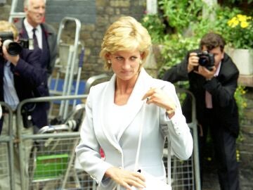 Lady Di rodeada de paparazzi