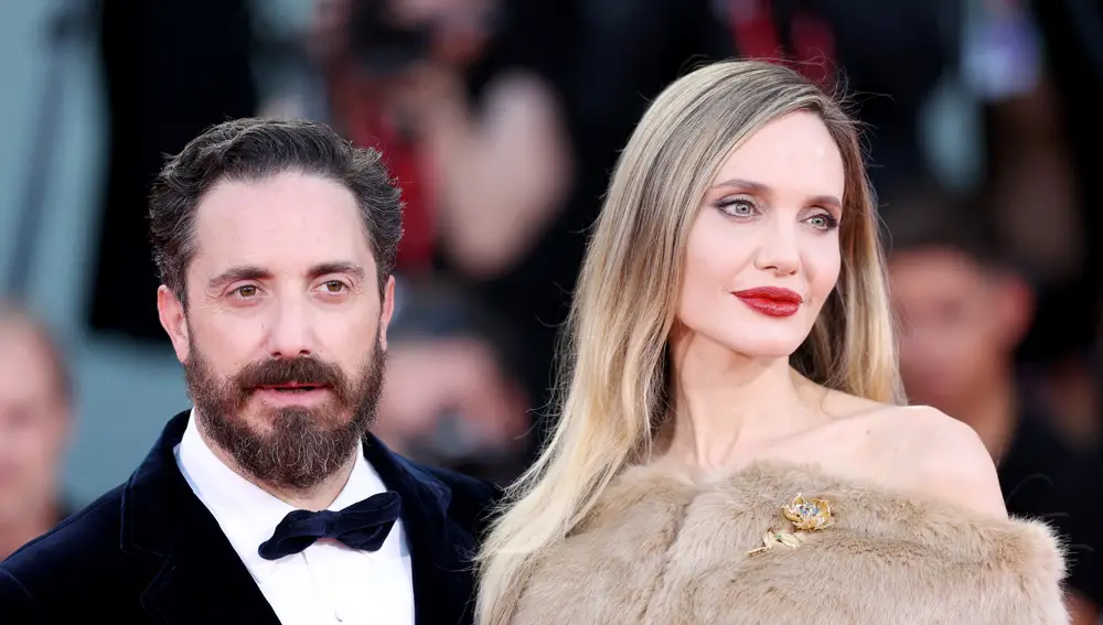 Angelina Jolie y Pablo Larraín en el Festival de Venecia presentando Maria Angelina Jolie y Pablo Larraín en el Festival de Venecia presentando Maria
