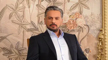 Emre Altuğ es Orhan en Una nueva vida Emre Altuğ es Orhan en Una nueva vida