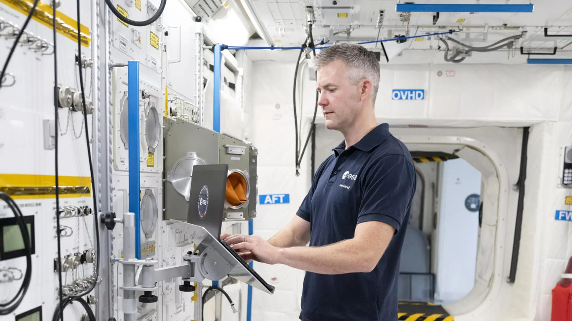 John McFall entrenando como astronauta John McFall entrenando como astronauta