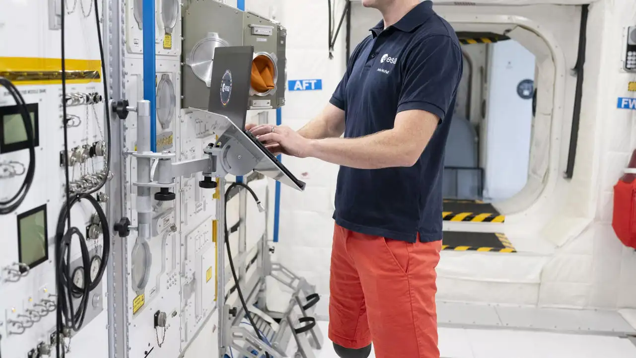 John McFall entrenando como astronauta John McFall entrenando como astronauta