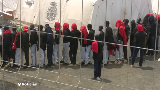 Casi 500 migrantes llegan a las costas de El Hierro en un solo d&iacute;a
