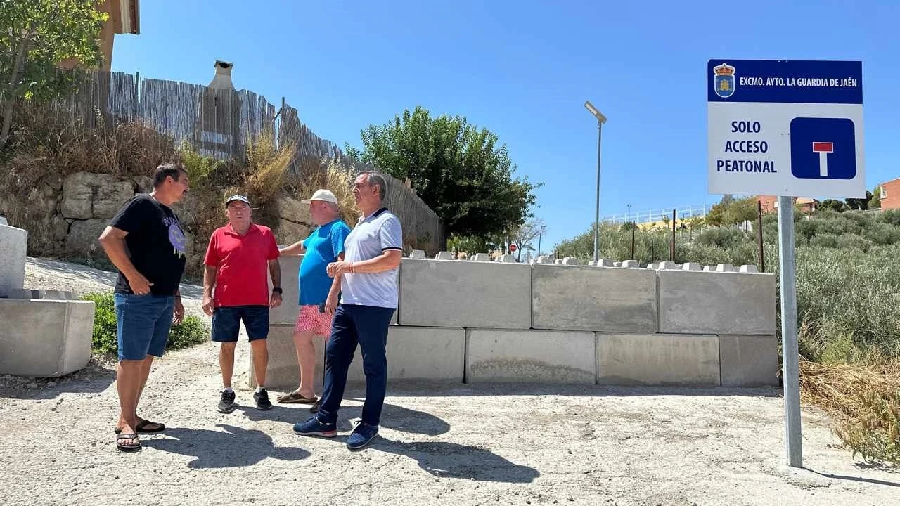 El concejal socialista Javier Padorno en el muro de La Manseguilla.