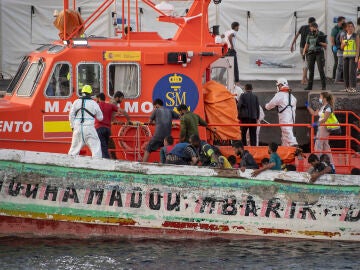 Los servicios sanitarios atienden a los migrantes llegados en cayuco al puerto de La Restinga, a 31 de agosto de 2024, en El Hierro, Canarias (España).