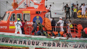 Los servicios sanitarios atienden a los migrantes llegados en cayuco al puerto de La Restinga, a 31 de agosto de 2024, en El Hierro, Canarias (España).