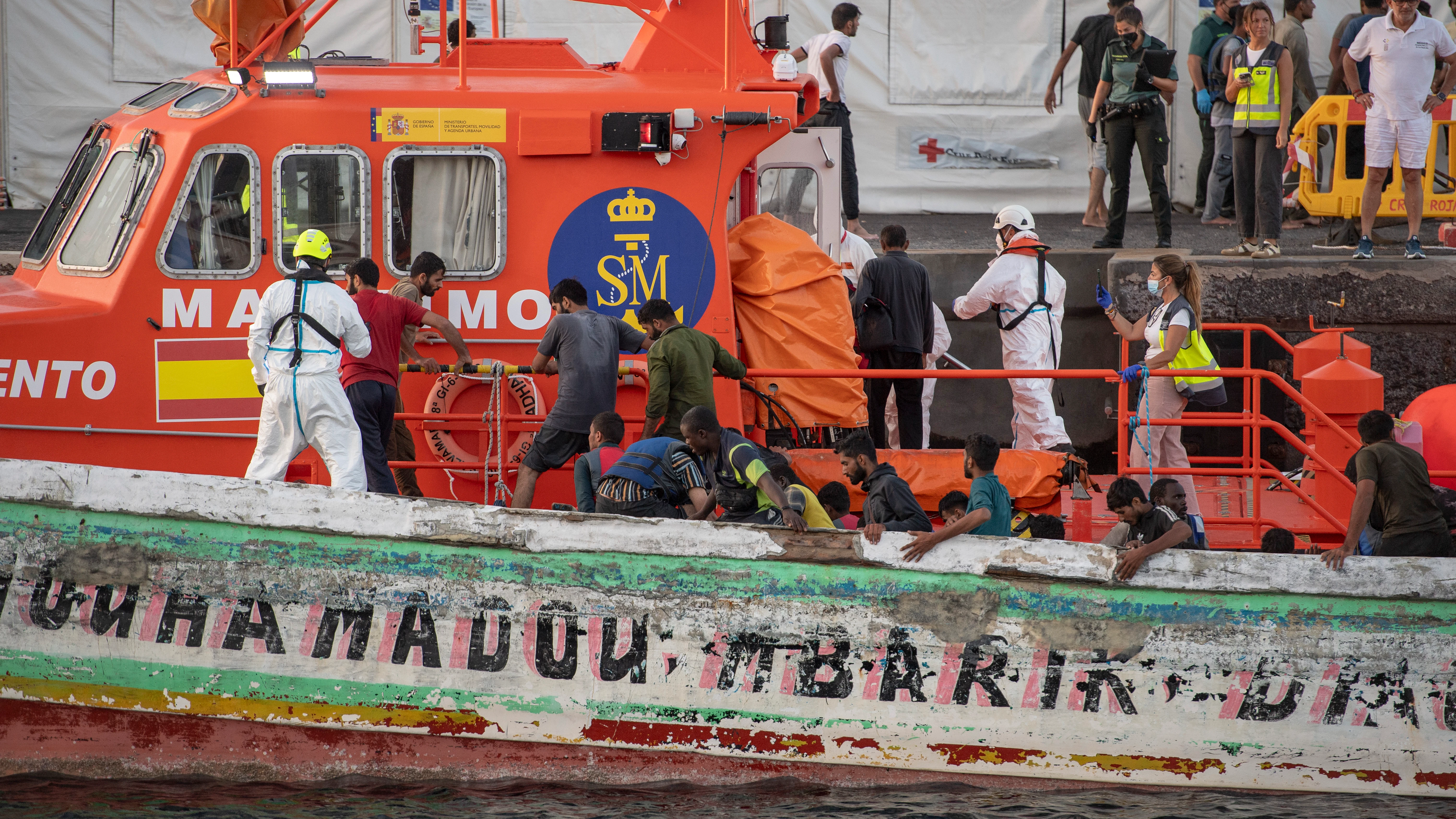 Los servicios sanitarios atienden a los migrantes llegados en cayuco al puerto de La Restinga, a 31 de agosto de 2024, en El Hierro, Canarias (España). Los servicios sanitarios atienden a los migrantes llegados en cayuco al puerto de La Restinga, a 31 de agosto de 2024, en El Hierro, Canarias (España).