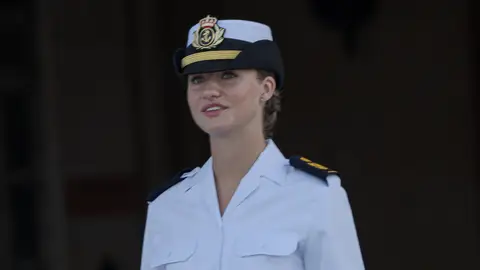 La Princesa Leonor ingresa en la Escuela Naval de Marín (Pontevedra) La Princesa Leonor a su llegada a la Escuela Naval de Marín, a 29 de agosto de 2024, en Marín, Pontevedra, Galicia (España). La princesa de Asturias, Leonor de Borbón y Ortiz, ingresa en la Escuela Naval Militar de Marín (Pontevedra), como ya hizo Felipe VI en 1986, en tercer curso como guardiamarina de primero. El curso finaliza el 16 de julio, fecha en el que se embarcará en el buque-escuela Juan Sebastián Elcano. Tras el acto de recibimiento, Leonor firmará el libro de honor de la Escuela...