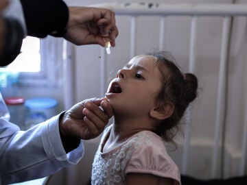 Niña palestina siendo vacunada contra la polio en Khan Yunis