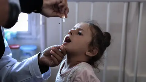 Niña palestina siendo vacunada contra la polio en Khan Yunis Niña palestina siendo vacunada contra la polio en Khan Yunis
