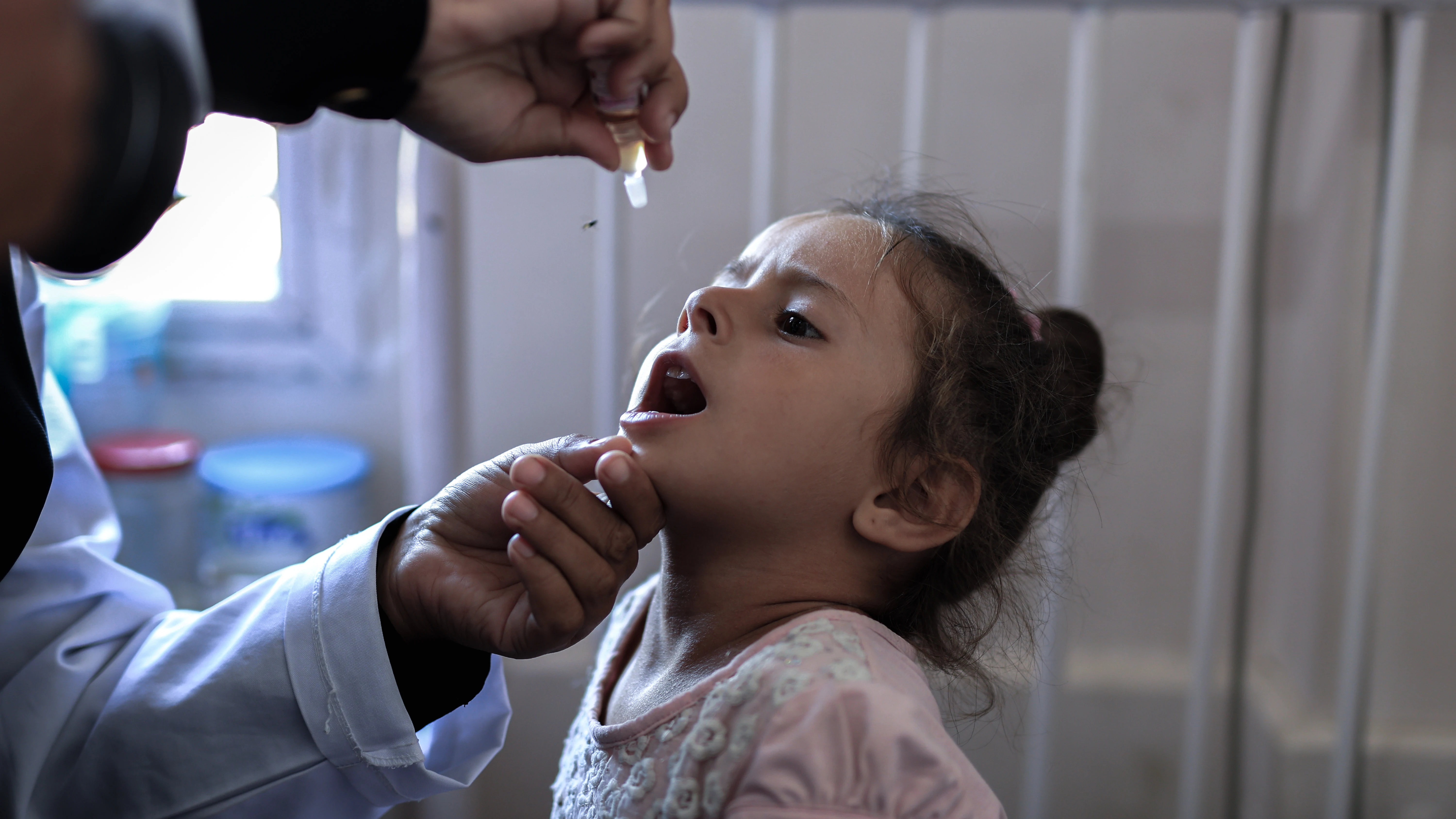 Ni&ntilde;a palestina siendo vacunada contra la polio en Khan Yunis